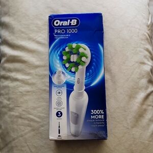Oral-B Pro 1000 Cross Action Electric Toothbrush BRAND NEW box is tiny bit smash